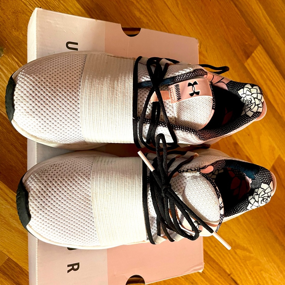 Under Armour tennis shoes white size 7 with black laces